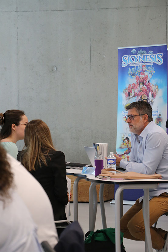 Des étudiantes discutent avec un recruteur